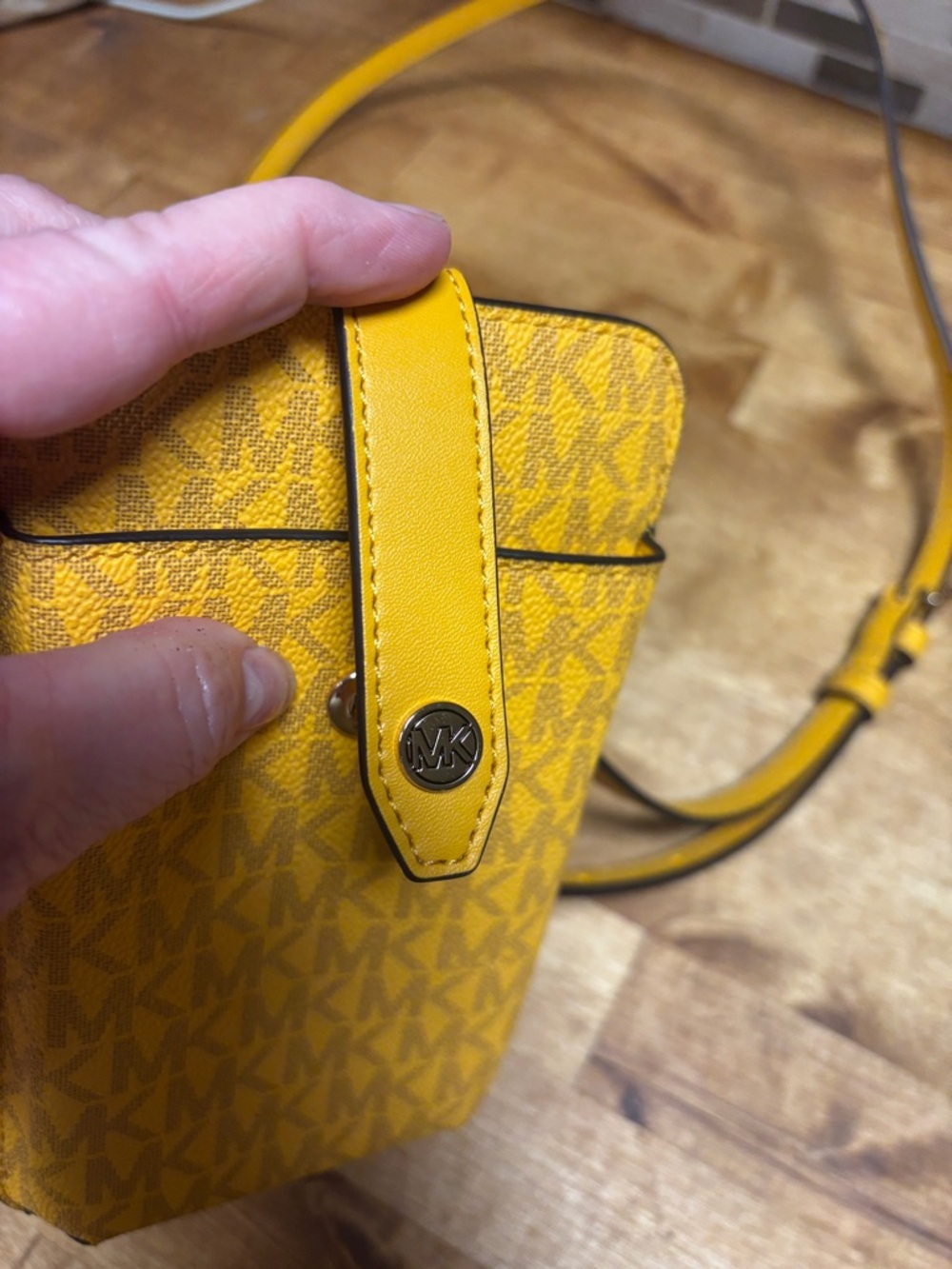 Michael Kors jasmine jet set Yellow MK Monogram Crossbody phone &  card holder - Picture 8 of 12